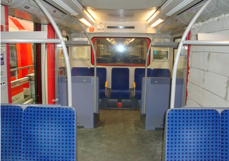 Bromistas construyen una pared de ladrillos en puerta de un vagón de metro