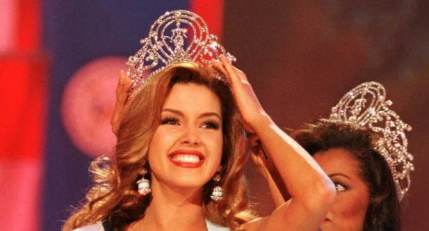 Recordada Miss Universo publicó descuidada foto mostrando más de la cuenta