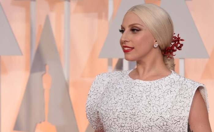 Adiós delgadez extrema: Lady Gaga revela una curvilínea figura en bikini