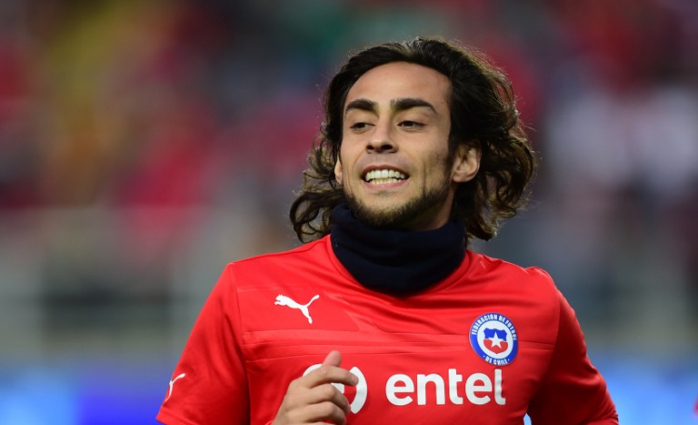 El “agrandado” autógrafo que Jorge Valdivia dejó en la pelota de un hincha