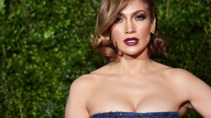 Jennifer Lopez sorprende con descubierto y elegante vestido en premios Tony