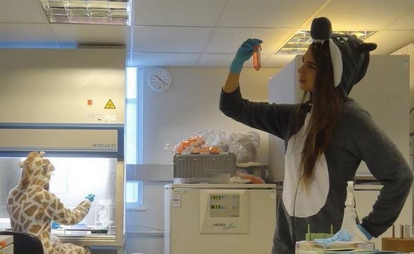 Científicas suben fotos “perturbadoramente sexys” para burlarse del Nobel Tim Hunt