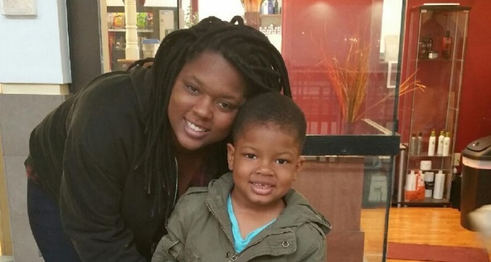 La triste historia tras la madre que columpiaba el cadáver de su hijo en un parque