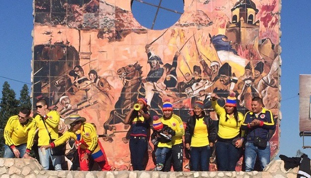Los geniales atuendos de 2 hinchas que llegaron a apoyar a Colombia