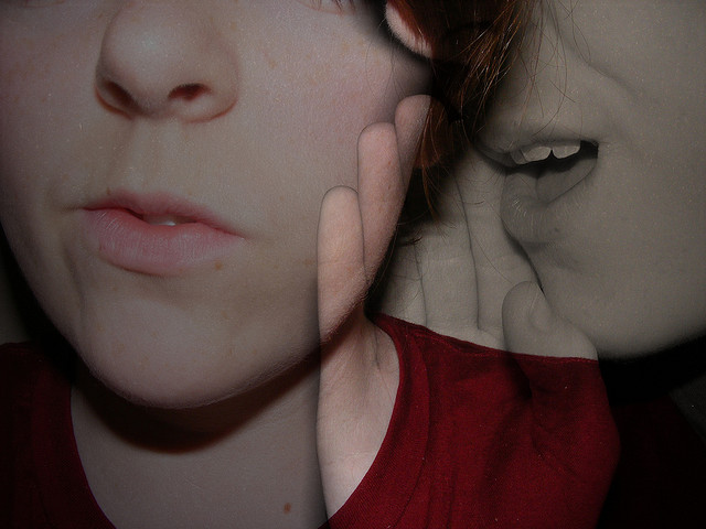 ¿Dicen que eres chismoso? Estudio revela beneficios de ser 