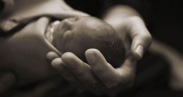 Madre comparte foto del único abrazo que le dio a su hijo antes de morir de meningitis