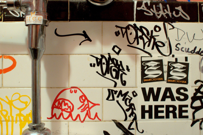 La burlesca respuesta de restaurante al “artista” que rayó el muro del baño