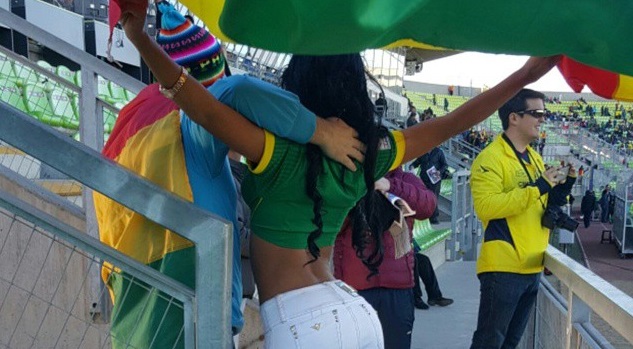 Exagerado escote de hincha boliviana volvió a dejar la escoba en el estadio
