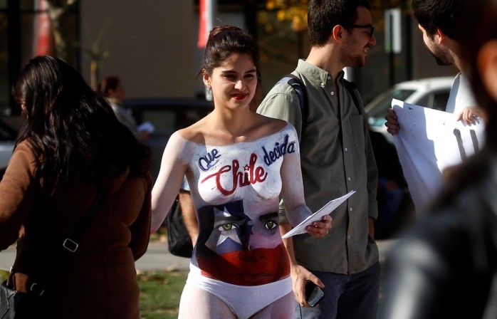Presidenta de la FECH llamó la atención: protestó frente a La Moneda con su cuerpo pintado