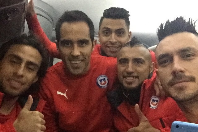 Claudio Bravo sube dulce foto de tres hijos de cracks de la 