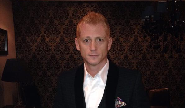 Hinchada nacional humilló a periodista argentino que basureó a Jara