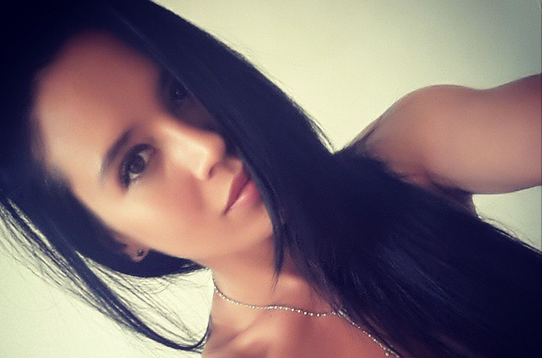 Angie Alvarado luce sus piernas con corto vestido en visita a Beijing