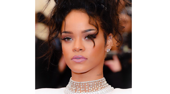 Irreconocible: El peculiar disfraz con el que Rihanna arrasó en cumpleaños familiar