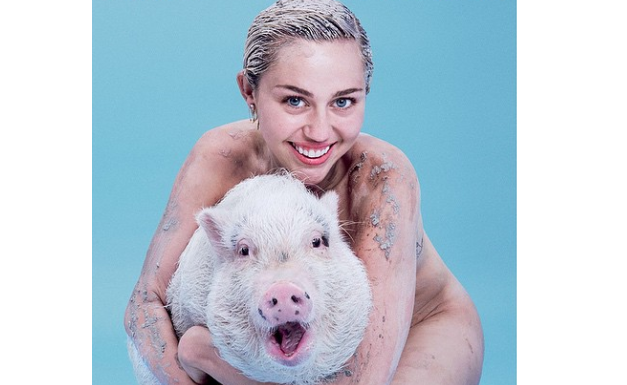 Desnuda y sin depilar: Miley Cyrus sube más fotos de su sesión para la revista Paper