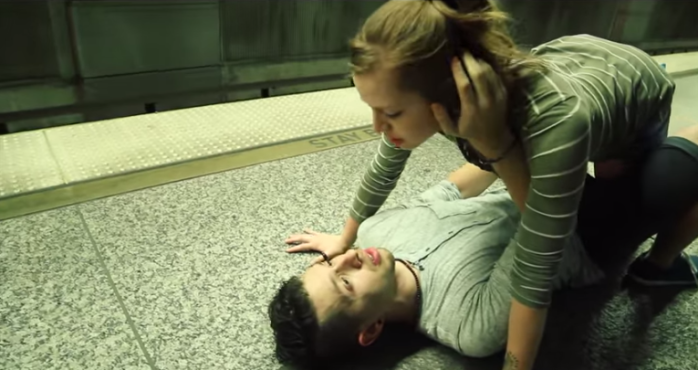 La apasionada y dolorosa danza con la que una pareja deslumbró en el metro