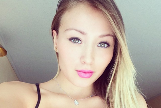 Con esta foto la Playboy Daniella Chávez celebró el triunfo de La Roja