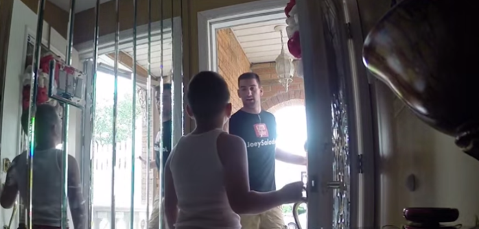 Crudo experimento revela lo fácil que es engañar a un niño para entrar a su hogar
