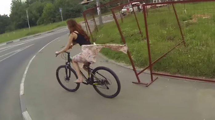 Nefasto bochorno: Minifalda le jugó a una muy mala pasada a guapa ciclista