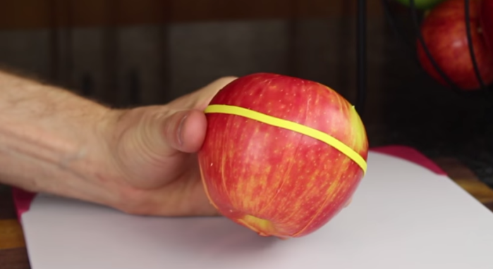 ¡Genial! La forma más creativa de cortar una manzana se convierte en viral