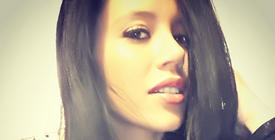 El atuendo que debió usar por obligación Angie Alvarado en su recorrido por Tailandia