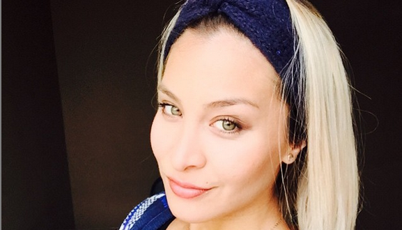 Sabrina Sosa festeja con sexy busto de yeso los triunfos de Argentina