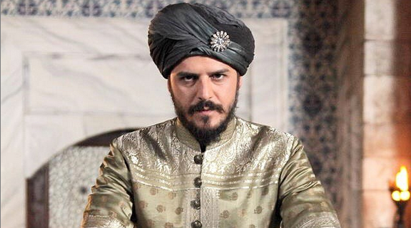 Así luce fuera de pantalla el actor que da vida a Mustafá en “El Sultán”