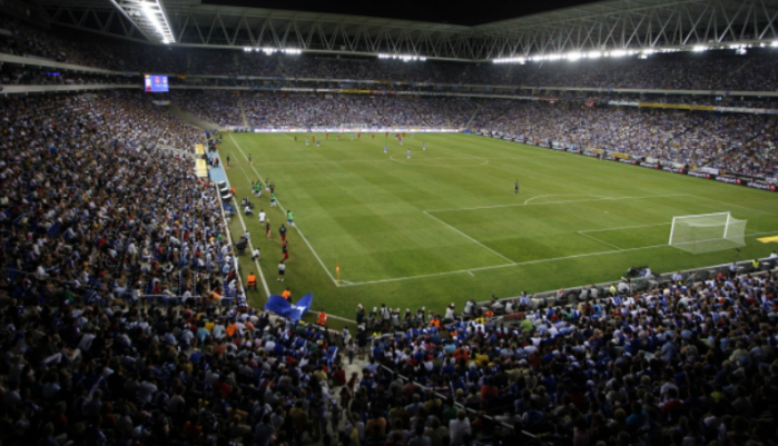 Puerta de estadio de equipo de Barcelona llevará nombre de crack chileno: Carlos Caszely