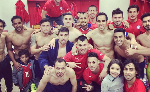 ¡Así fue el festejo chileno en camarines después del triunfo sobre Uruguay!