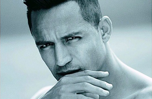 Coqueto Alexis Sánchez sorprendió a sus fans cantando tema de One Direction