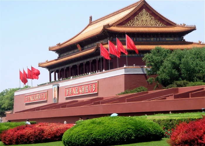 Polémico fotógrafo retrató a modelo desnuda en monumento histórico de China