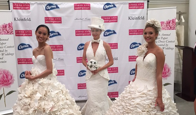 Vestido hecho de papel higiénico gana 10 mil dólares en hilarante concurso