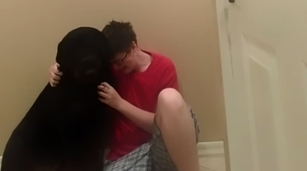 Enternecedora reacción de mascota ante crisis de Asperger de su amo se vuelve viral