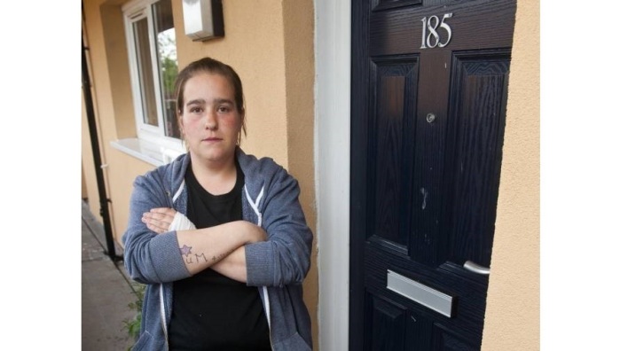 Cruel broma: Así le quedaron las manos a mujer que fue pegada a la puerta de su casa