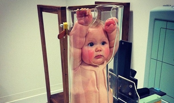 La insólita razón por la que un bebé acabó “atascado” en este dispositivo