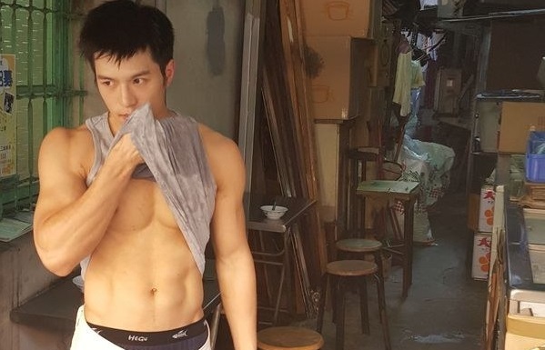 Conoce al vendedor hot que tiene a todas las asiáticas haciendo cola en su almacén