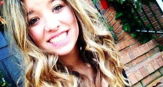 Guapa adolescente intentó bajar la escalera de forma sensual: Esto ocurrió