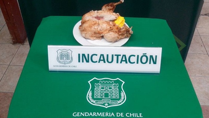 Gendarmes descubrieron insólito “aliño” en pollo asado enviado a reos de Casablanca