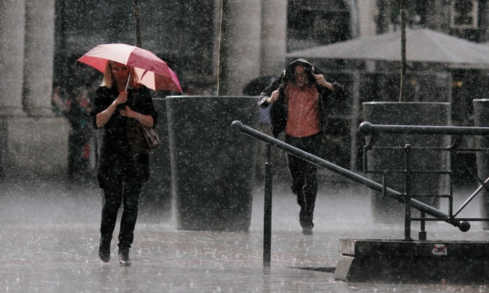 ¿Correr o caminar bajo la lluvia? Lo que debes hacer para no mojarte tanto