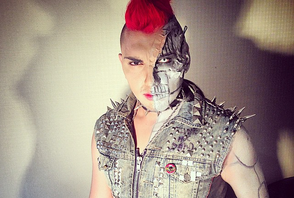 Ex chico Yingo lanza video para el que usó extravagante y erótico vestuario