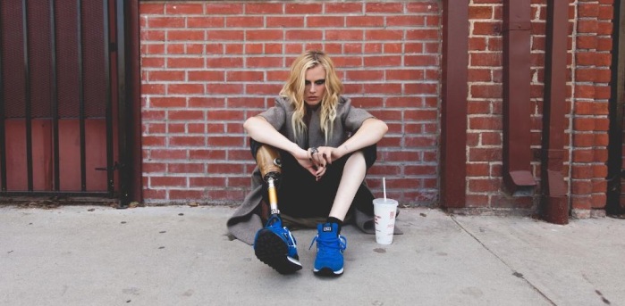 Modelo 'gringa' demandará a Kotex: Perdió una pierna por tampón contaminado