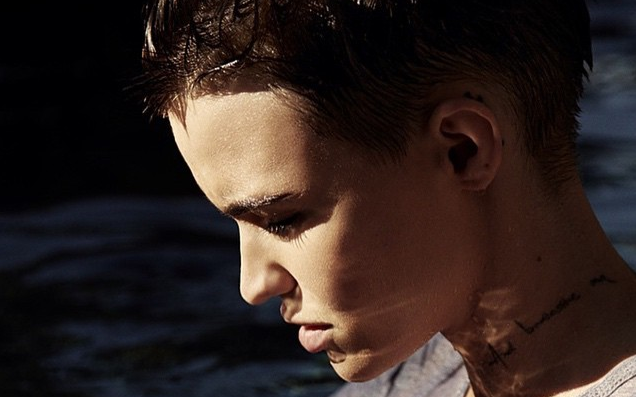 La actriz de apariencia andrógina que tiene enamorados a hombres y mujeres