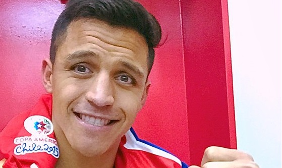 Con esta acalorada foto Alexis Sánchez saluda a sus fanáticas en Instagram