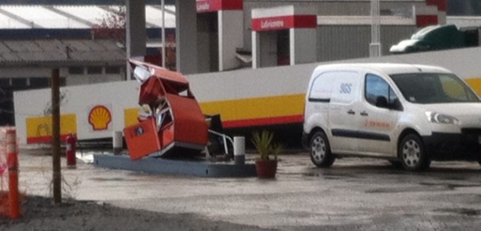 Techo de bencinera se desploma por fuerte viento en Concepción