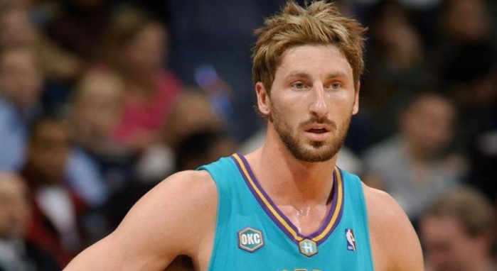 Hallan muerto a ex basquetbolista y amigo de Justin Bieber en la piscina de su casa