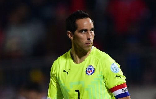 Chilenos lapidaron el grosero error de los españoles contra Claudio Bravo