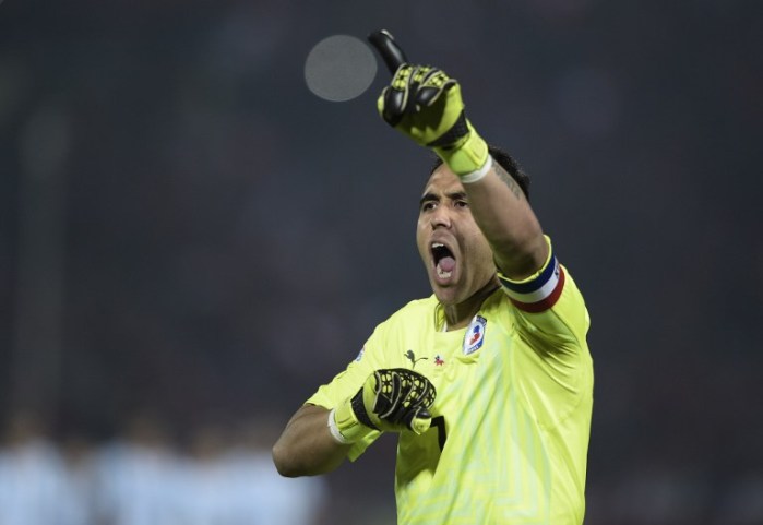 La romántica foto que compartió Claudio Bravo tras el triunfo en Copa América