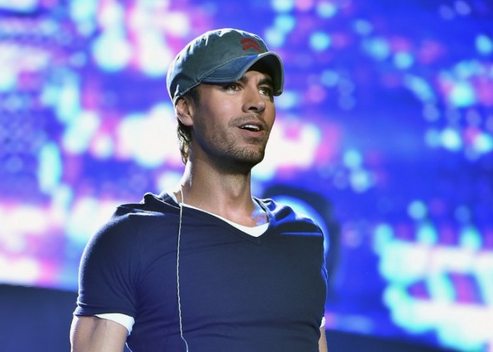 Enrique Iglesias sorprende en recital con una selfie a sus 