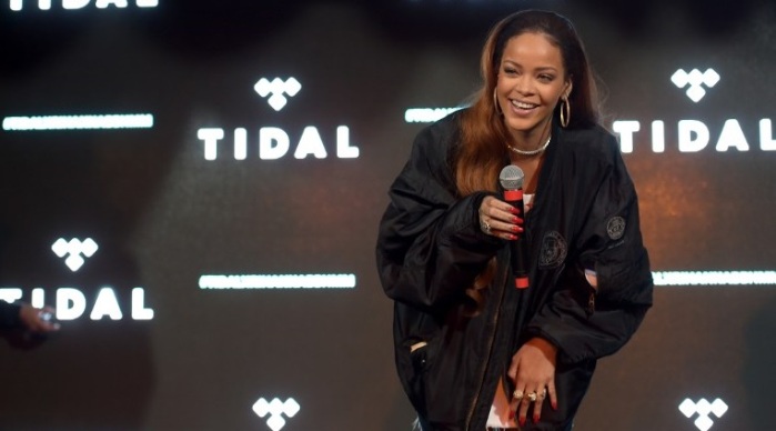 Rihanna casi muestra demás: Tomó sol con sensual “bikini-bufanda” que creó