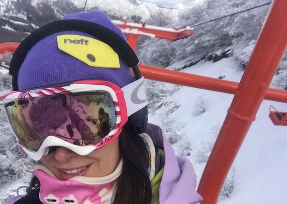 ¡Maestra! Adriana Barrientos se lució con destacada habilidad sobre la nieve