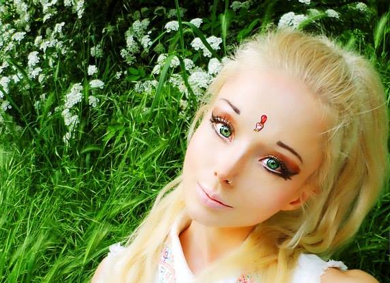 Los desafortunados comentarios racistas de la denominada “barbie humana”